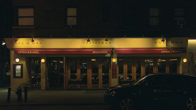 TS french cafÃ©带有花盆和交通反射的窗户/美国纽约视频下载