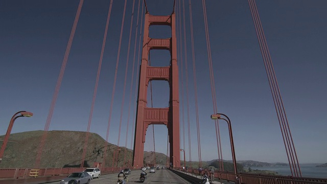 开车拍摄的金门大桥正午，然后潘上柱子。视频素材