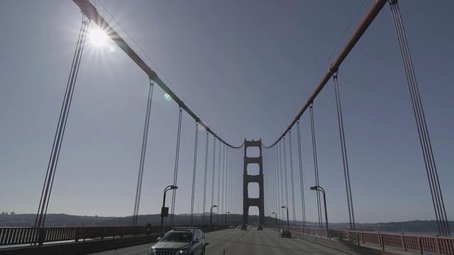开车拍摄的金门大桥正午，然后潘上柱子。视频素材