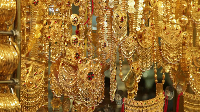 阿拉伯联合酋长国迪拜的珠宝店里挂着很多金手镯和珠宝视频下载