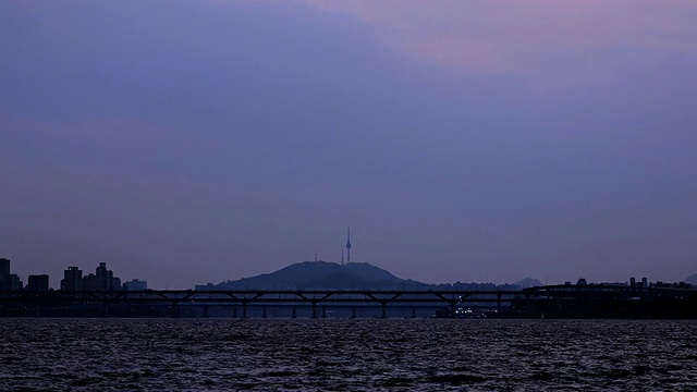汉江日落和南山塔的WS T/L视图/首尔，韩国视频素材