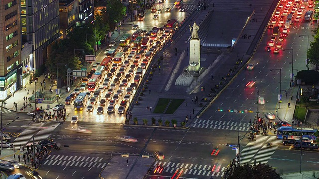 韩国首尔市中心光华门广场上的交通状况视频素材
