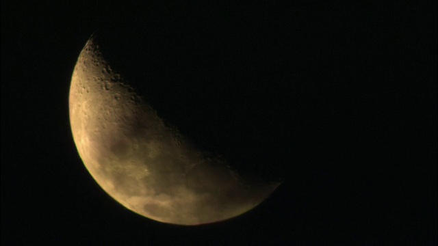 长镜头静态-一个半月在夜空中发光。/赞比亚视频素材