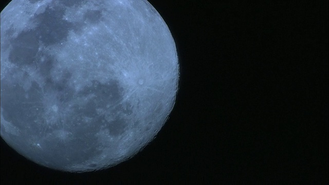 中等长镜头倾斜-满月在夜空中升起。肯尼亚/视频素材