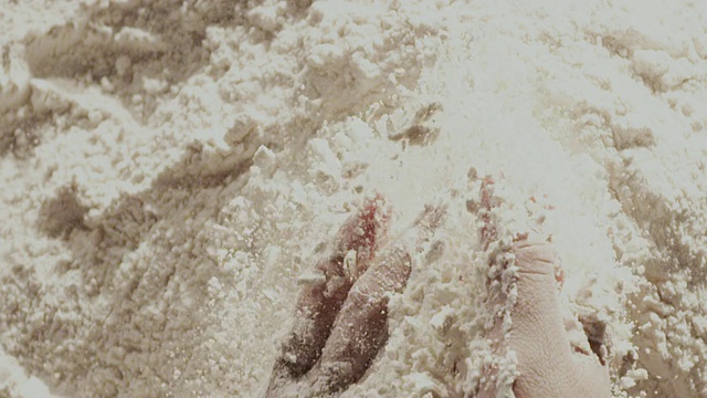 MS SLO MO双手玩面粉，以拍手结束/加州洛杉矶，美国视频下载