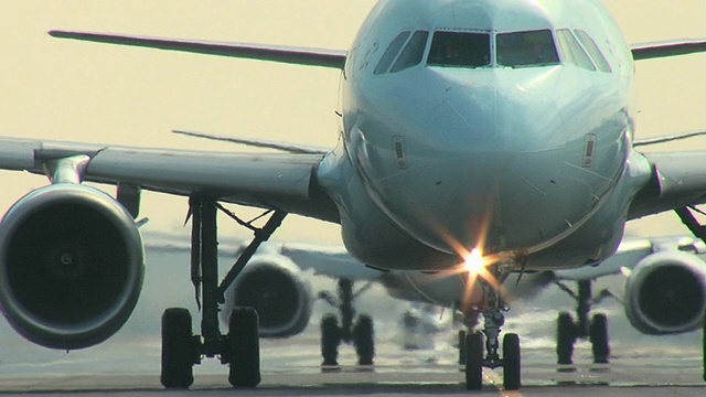 空客A320飞机近距离滑行视频素材