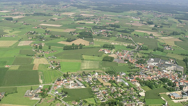 MS AERIAL PAN View of farm land at Belgian Landscape with houses / Flanders，比利时视频下载