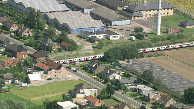 比利时火车通过农场/佛兰德斯，比利时视频下载