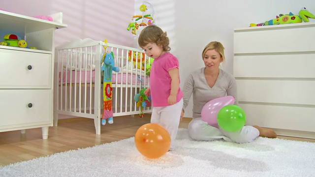 HD起重机:母亲和婴儿扔气球视频下载
