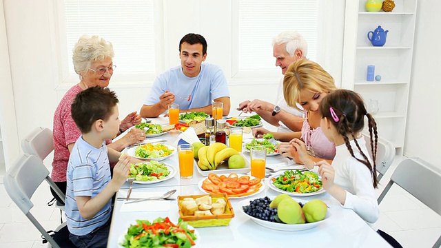 一家人聚在一起吃饭的快乐。视频素材