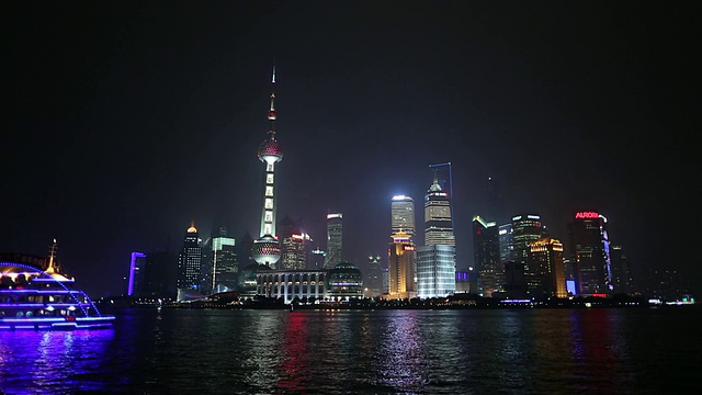 上海浦东商务区晚上有过往的船视频素材