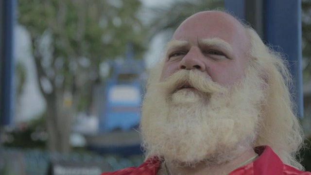 C/U小车轨道边，大男人/白色长发(圣诞老人)，胡子和小胡子在一个阳台的杯子里喝视频素材