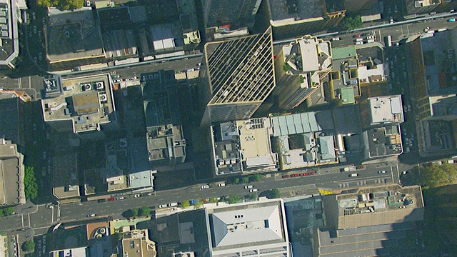WS鸟瞰图与交通移动在街道上的建筑/悉尼，新南威尔士，澳大利亚视频下载