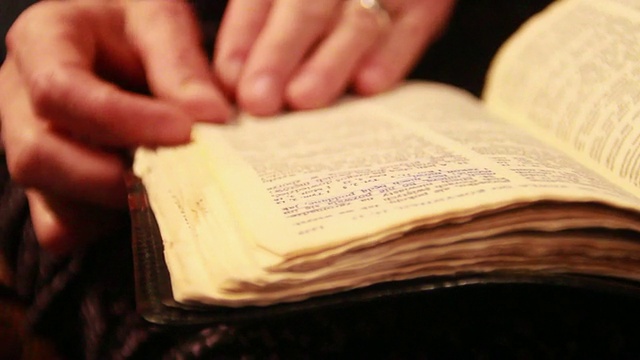 特写的一个女人读圣经和突出的话。-模型发布- 1920x1080 -高清视频下载