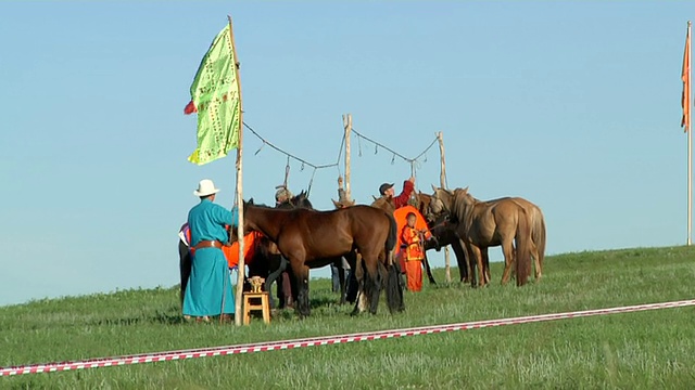 准备赛马的男子/乌兰巴托，图夫，蒙古视频下载