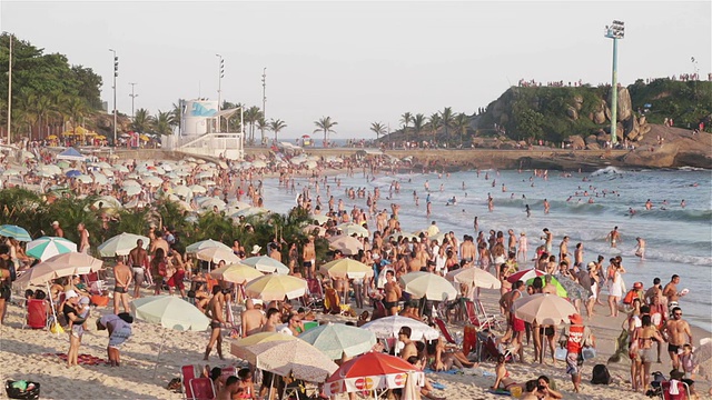 伊帕内玛海滩 / 里约热内卢的 LS 人群视频素材