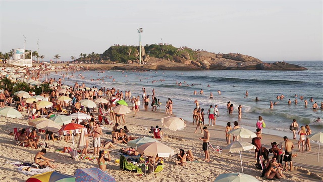 里约热内卢伊帕内玛海滩上的人群视频素材