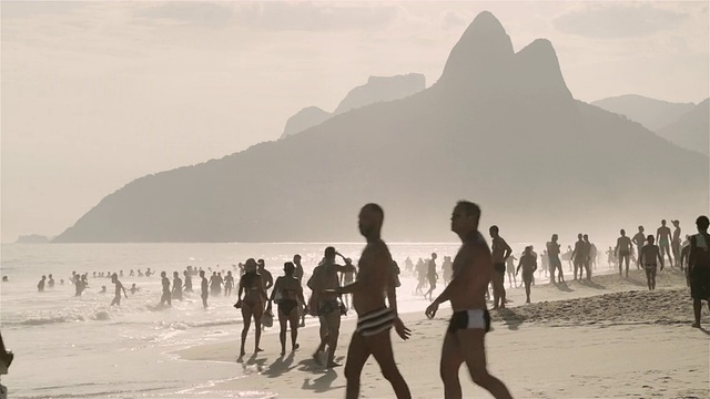 里约热内卢伊帕内玛海滩上的人群视频素材
