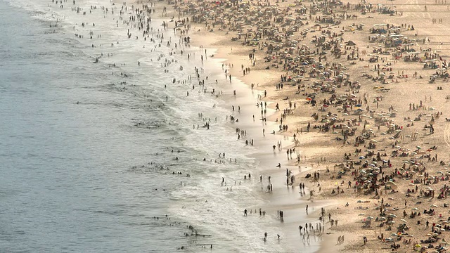 在巴西里约热内卢的科帕卡巴纳海滩，TL, LS, HA人群视频素材