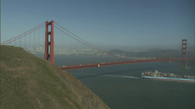 宽镜头静态-金门大桥横跨旧金山湾。/美国加州旧金山视频素材