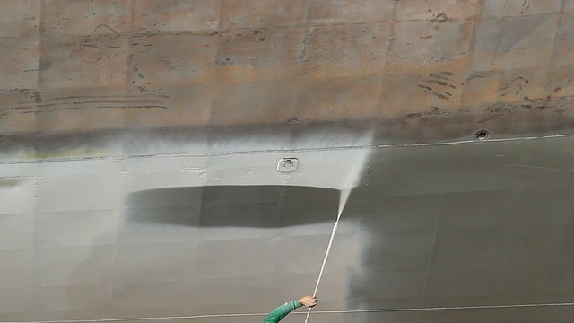 船厂工人给船刷漆视频素材