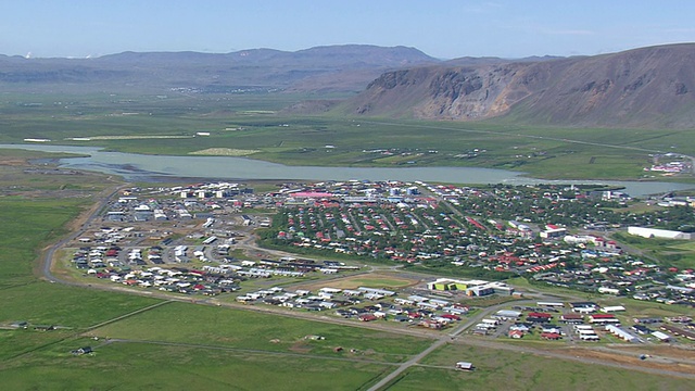WS AREAIL与小镇/冰岛的山景视频素材