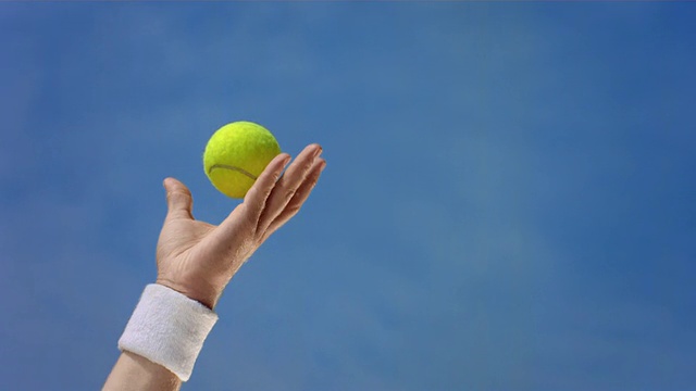 高清超級慢動作:網球運動員的手扔球視頻素材