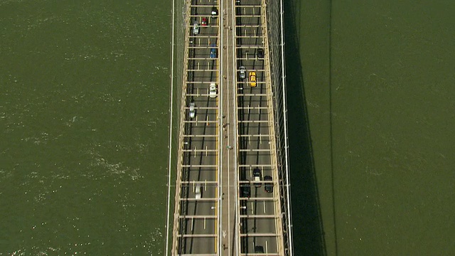 WS鸟瞰图俯瞰布鲁克林大桥与自行车手和行人在市中心曼哈顿建筑旁的中间路/美国纽约视频素材