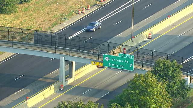 高速公路出口标志的航空视图8英里路/底特律，密歇根州，美国视频素材