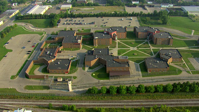 美国密歇根州底特律Mound Correctional Facility的建筑和校园的WS AERIAL ZI视图视频素材