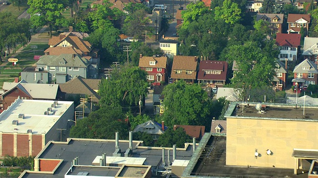 MS鸟瞰图飞过亨利福特医院向郊区住宅/底特律，密歇根州，美国视频素材
