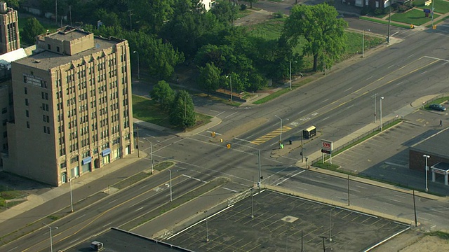 美国密歇根州底特律市西格兰大道与第12街的环形交叉口鸟瞰图视频素材