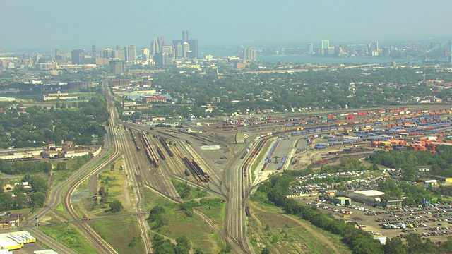 美国密歇根州底特律市中心至利沃诺伊斯铁路场的WS鸟瞰图视频素材
