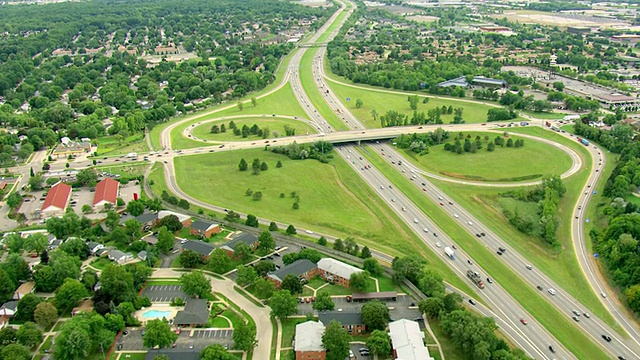 美国密歇根州奥克兰县高速公路十字路口的汽车交通画面视频素材