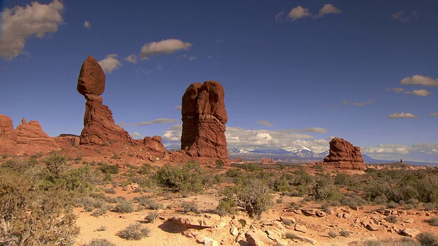 平衡岩石与明亮的蓝色天空-放大从宽镜头视频素材