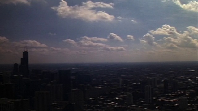 阳光灿烂的一天，芝加哥市中心的时光流逝视频素材