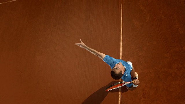 高清超級慢動作:網球選手在紅土球場發球視頻素材