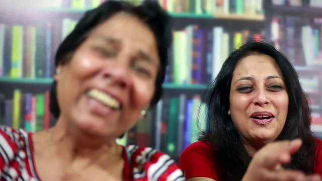 年长的亚洲印度人和年轻的女人笑得很疯狂视频下载