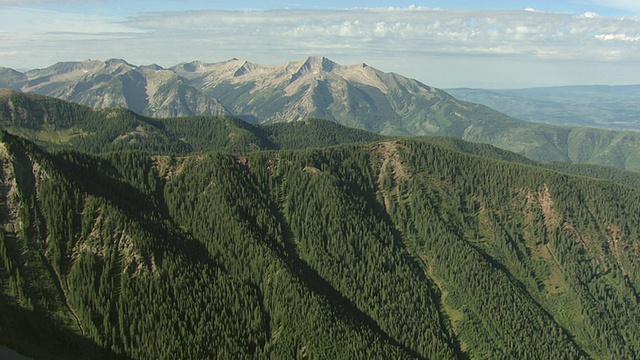WS鸟瞰图的山脉和山峰与云/科罗拉多州，美国视频下载