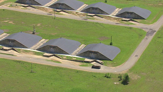 MS航拍的洞穴储存设施，营地谢尔比军事基地校园/密西西比州，美国视频下载