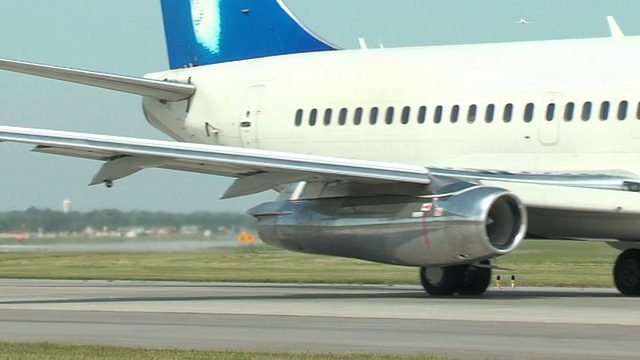 波音737喷气式飞机滑行过镜头视频素材