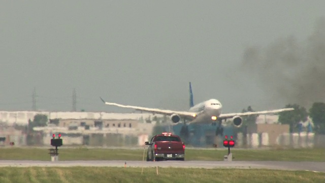 空中客车A330/Dash 8飞机在高温下着陆视频素材