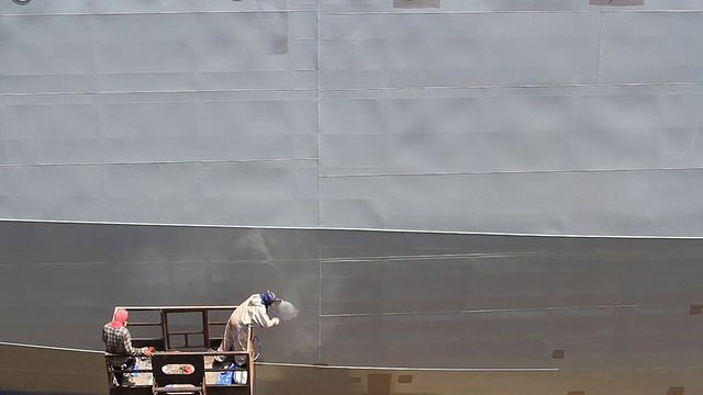 船厂工人给船刷漆视频素材