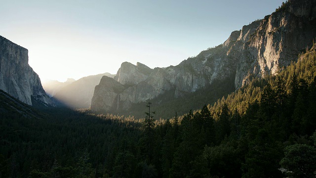 美国加利福尼亚州约塞米蒂山的日出景观视频下载
