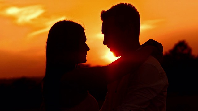 HD:情侣在夕阳下接吻视频下载