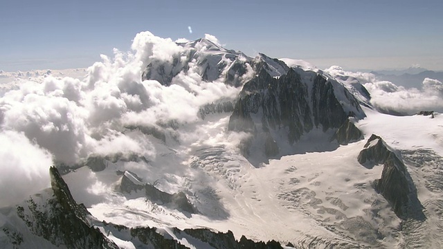 法国上萨沃伊的勃朗峰与塔库尔的勃朗峰、大嘉布辛冰川和金特冰川的勃朗峰鸟瞰图视频下载