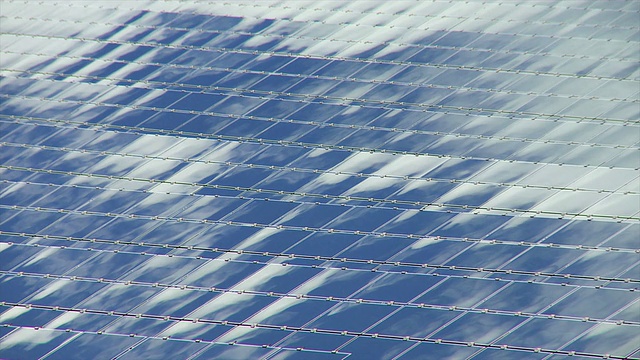 高清移动云在太阳能电池板上的时间流逝视频素材