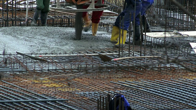 房屋署的工人将混凝土注入建筑工地视频素材