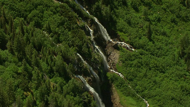 美国蒙大拿州冰川国家公园山上的四个瀑布视频素材