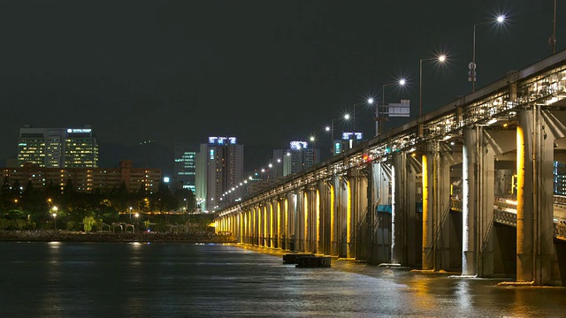 韩国首尔，汉江畔的Banpodaegyo桥喷泉视频素材